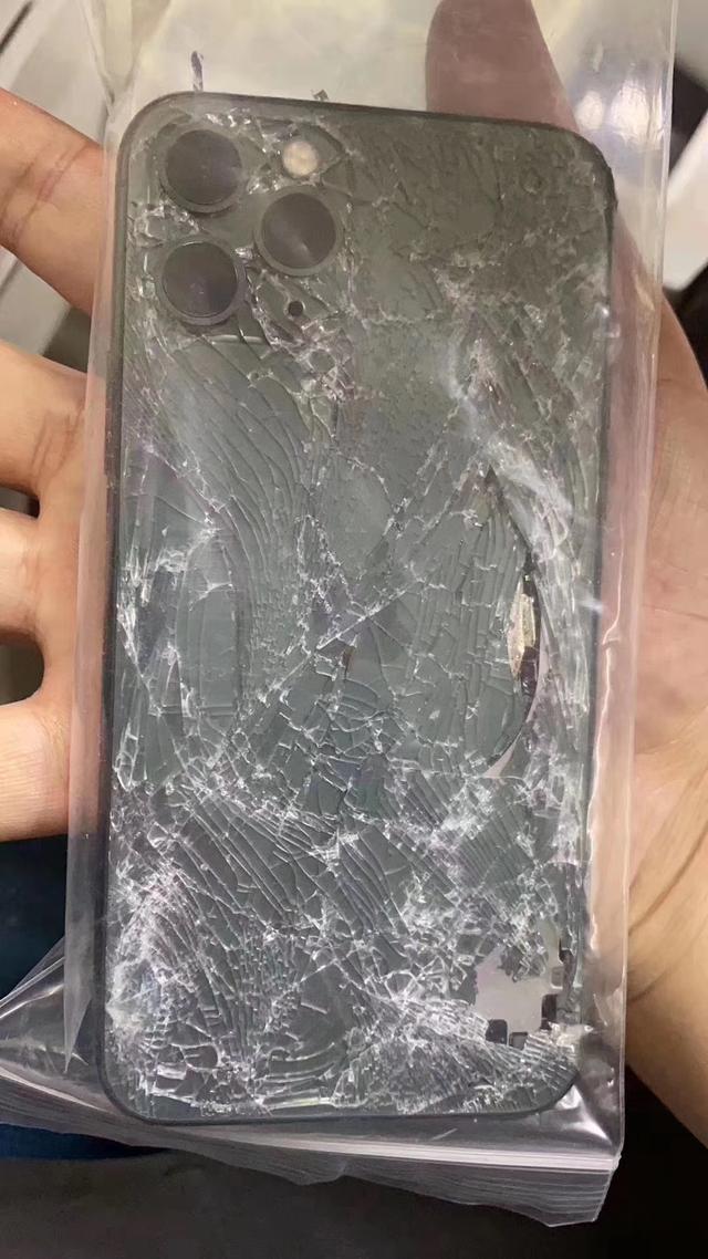 iphone11pro摔坏图片,iphone11pro图片官方 iphone11pro碎成蜘蛛网即便是采用最坚硬的玻璃也难逃碎命