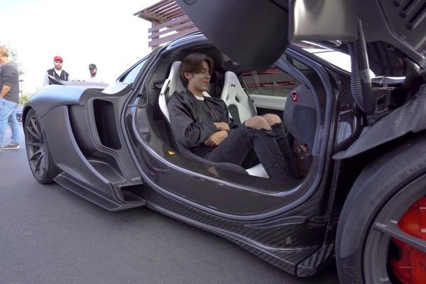 把世界上唯一全身碳纤维迈凯伦P1是什么样的，来感受一下