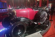 按照顺序排列：奔驰、雪铁龙、福特、斯巴鲁、大众、凯迪拉克