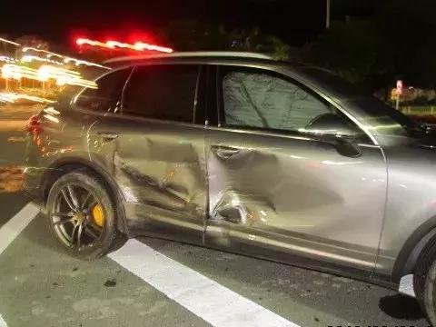 中山路虎撞百万宾利损失20多万，2位司机却面带笑容乐呵呵！