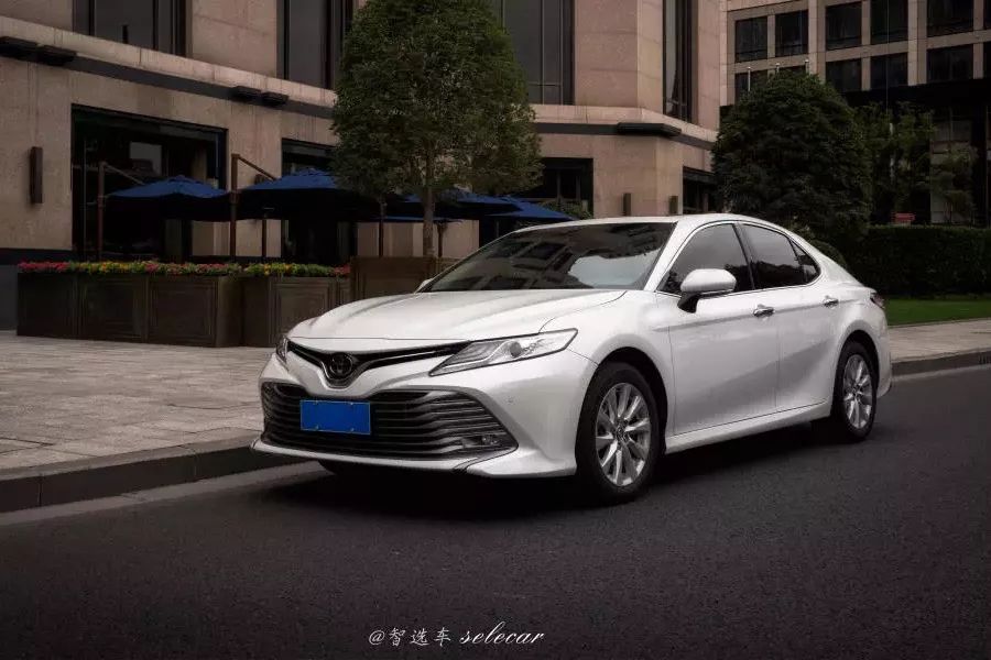 2.0L丰田亚洲龙19.98万起,对比凯美瑞,它值得入手吗?