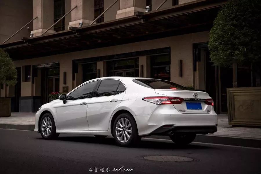 2.0L丰田亚洲龙19.98万起,对比凯美瑞,它值得入手吗?
