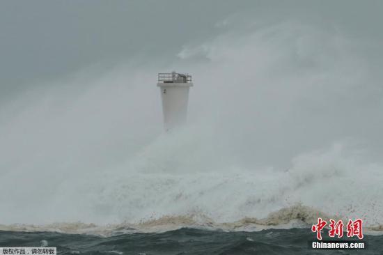 当地时间10月12日,日本Atami台风“海贝思”来袭,狂风掀起巨浪拍打岸边。