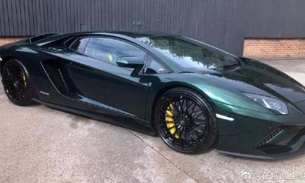 兰博基尼超级大牛高清拍摄，这个配色还真是难见！