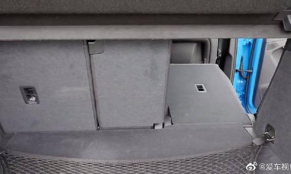 测量奥迪 Q3 Sportback的后备箱，看后备箱空间数据