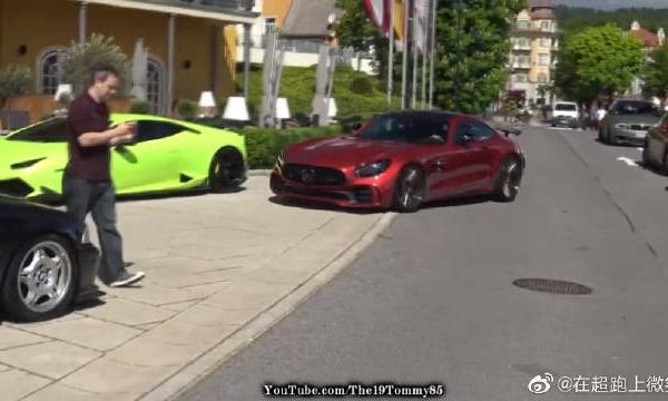 国外街拍奔驰GTR、兰博基尼小牛，价位不一样，拉风程度一样！