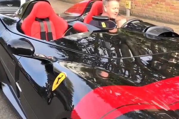 汽车视频：法拉利真香，两仔爷分享。