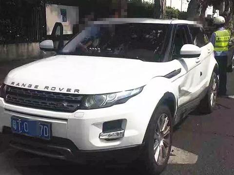 中山路虎撞百万宾利损失20多万，2位司机却面带笑容乐呵呵！