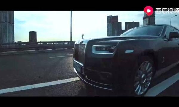 父亲第一次坐劳斯莱斯，对价值十万元的伞感兴趣