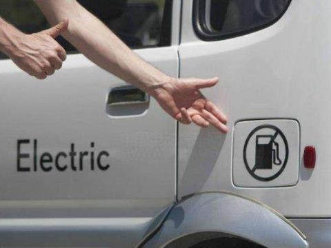 禁售燃油车时间已定，众多车主都很无奈：刚买的国六车该咋办