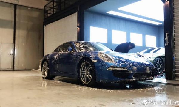 这辆保时捷911洗和没洗有什么区别，就是这么亮眼啊！