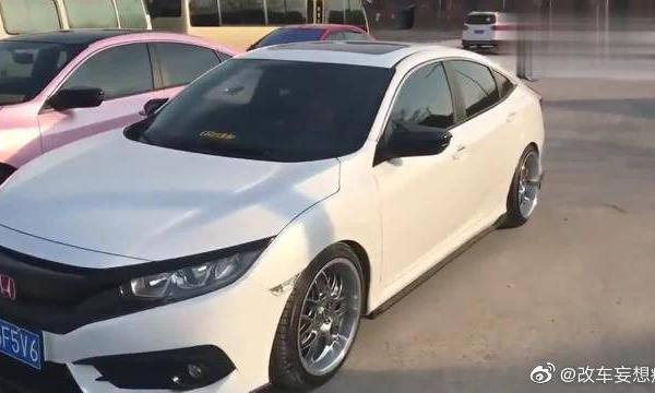 本田思域两种不同的改装风格！你喜欢大尾翼，还是少女粉呢？