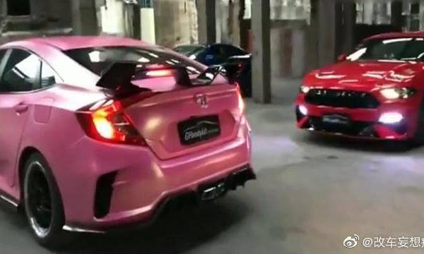 粉色车身的思域看上去萌萌哒的，应该会很喜欢这个颜色