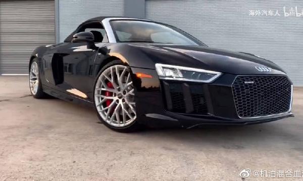 刚洗干净的奥迪R8 V10敞篷版开上马路，造型过于拉风。