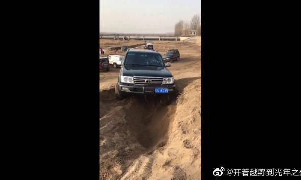 新款牧马人VS兰德酷路泽挑战越野过炮弹坑，看下新车过得去吗