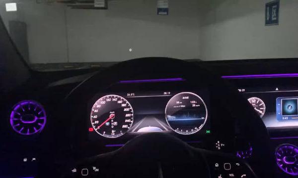 奔驰E级64色流光溢彩氛围灯真漂亮