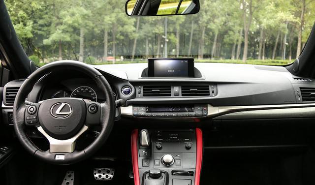 纯进口的日系紧凑型轿车,比宝马1系省油,6年保养都免费,仅21万