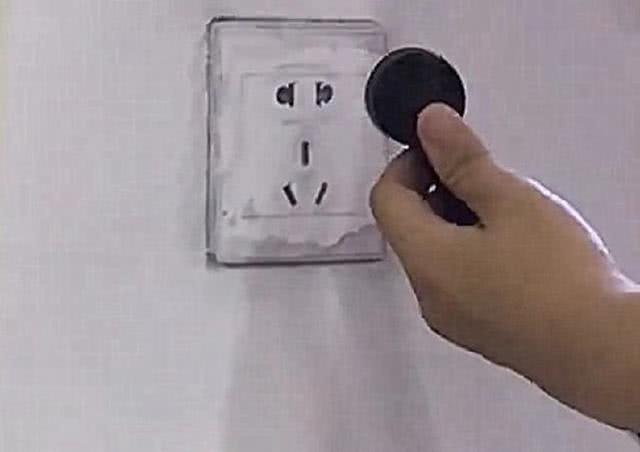 美术生的调皮日常:画一个插座太逼真,老师懵了,怎么成假的了?