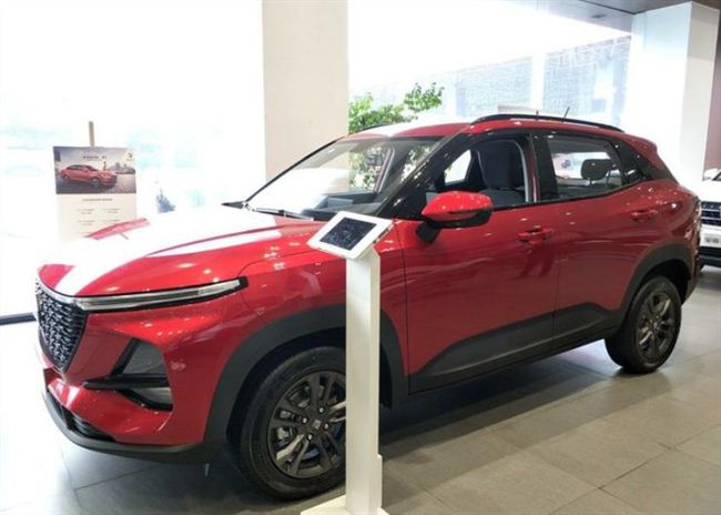 宝骏高端小型SUV RS-3到店实拍，高颜值不输缤越，搭1.2T要火！