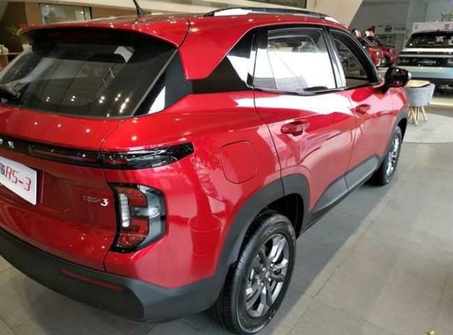 宝骏高端小型SUV RS-3到店实拍，高颜值不输缤越，搭1.2T要火！