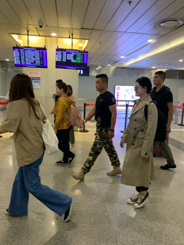 大S的穿着打扮毫无气质，当年的美容大王现在只贪图舒适了
