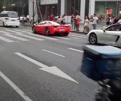 汽车视频：小姐姐开敞篷保时捷过街