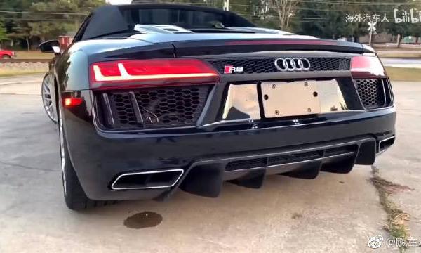 刚洗干净的奥迪R8V10敞篷版开上马路，造型过于拉风