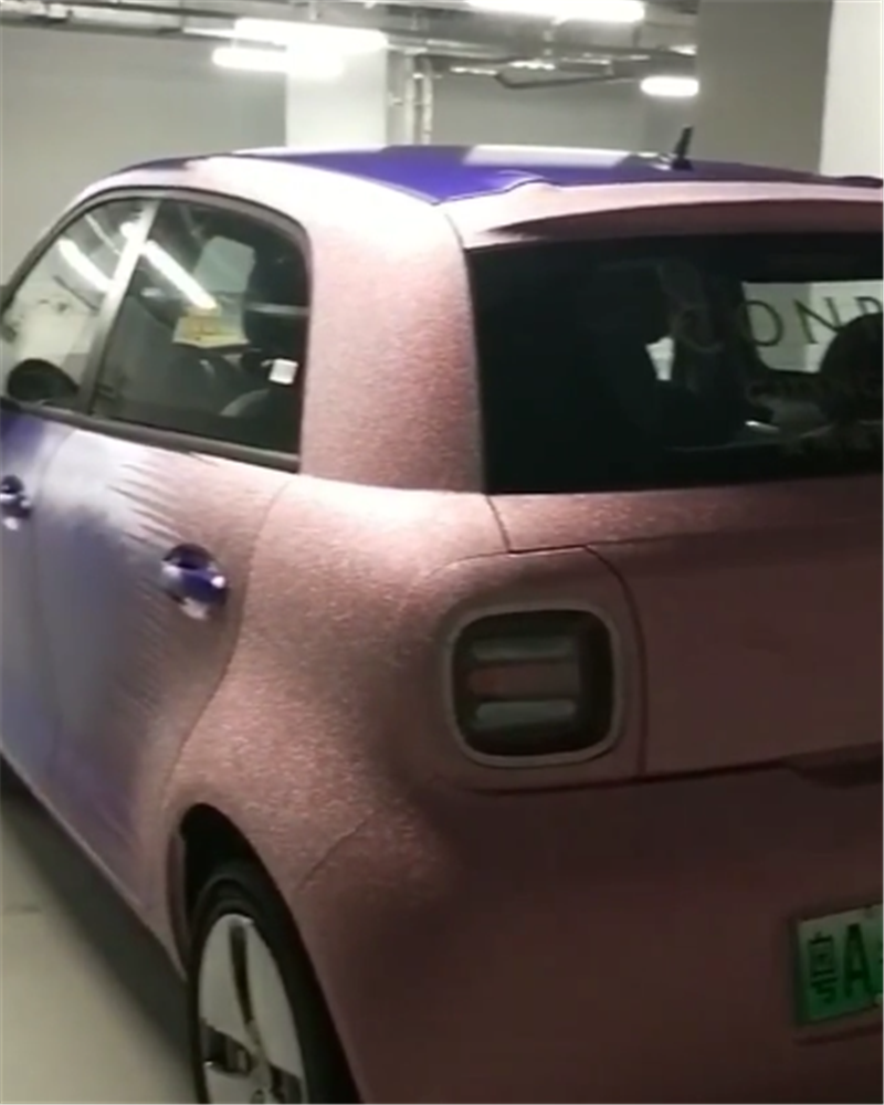 仅3.4米长欧拉R1,全车“渐变漆”,小区车位装地锁,车子仍能停