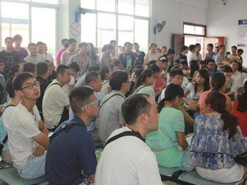 算笔账 蓝牌货车取消“双证” 卡友到底省不省钱？