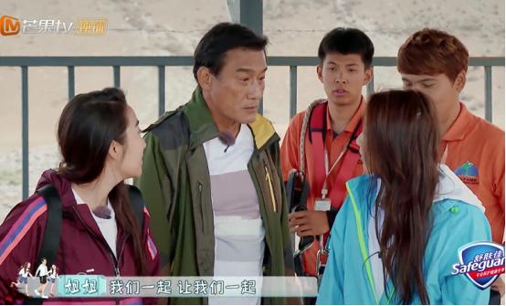 父爱伟大！《一路成年》双胞胎姐妹只是坐缆车，梁家辉担心的泪崩