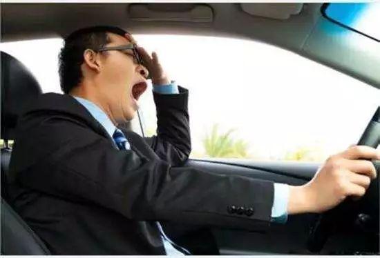 驾校教练带4学员赶考科目三,上珠海大桥连撞3车!