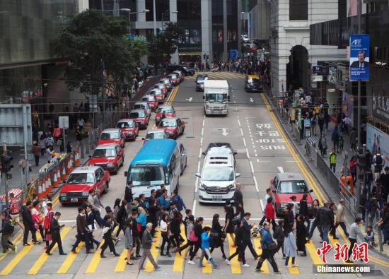 资料图：香港中环地带车水马龙。中新社记者 洪少葵 摄