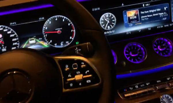 奔驰E级主动式车道保持辅助系统夜间体验，氛围灯漂亮