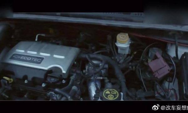 改装发烧友把雪佛兰爱唯欧改装成了皮卡，还玩起了低趴