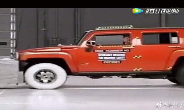 土豪大悍马碰撞测试，看来还是大型越野车比较安全！