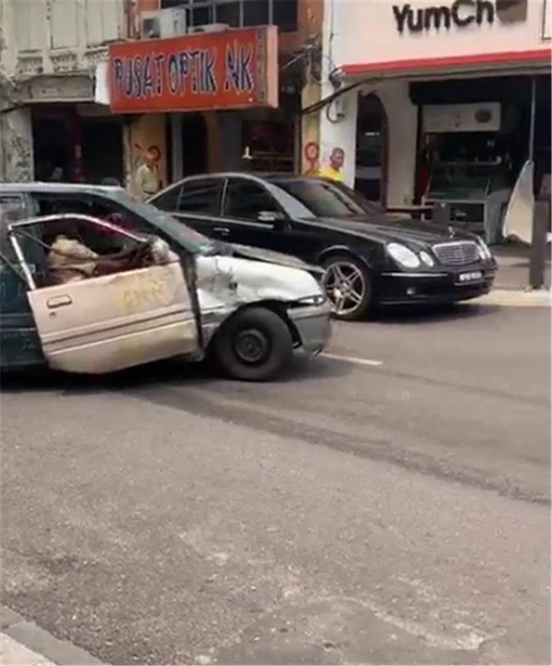 最破烂的奥拓,车价3.5万,车门就是装饰无法防盗,而车仍能行驶