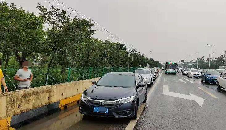 驾校教练带4学员赶考科目三,上珠海大桥连撞3车!