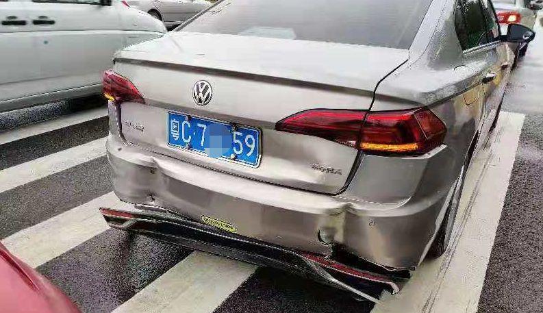 驾校教练带4学员赶考科目三，上珠海大桥连撞3车！