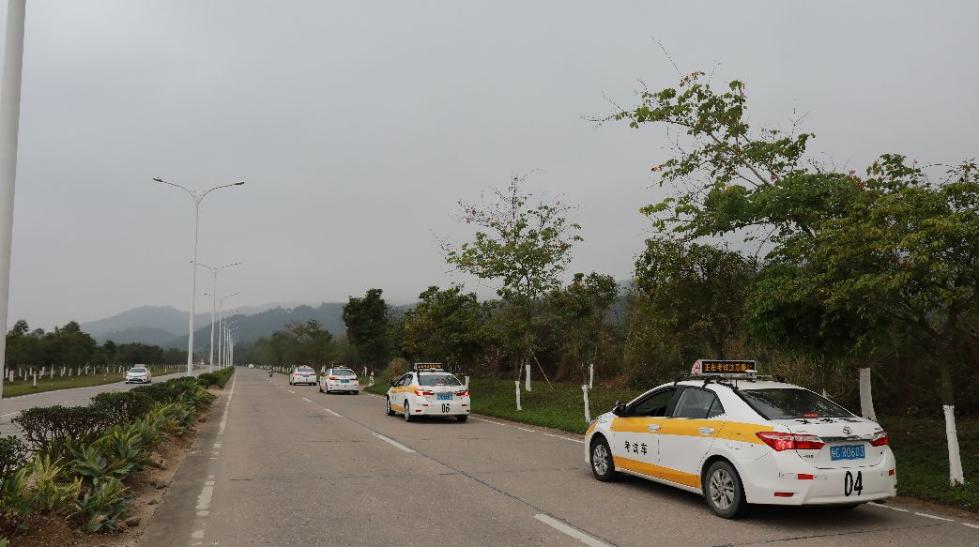 驾校教练带4学员赶考科目三,上珠海大桥连撞3车!