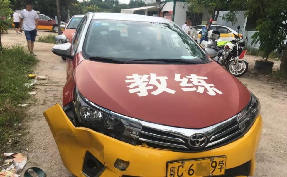 驾校教练带4学员赶考科目三,上珠海大桥连撞3车!
