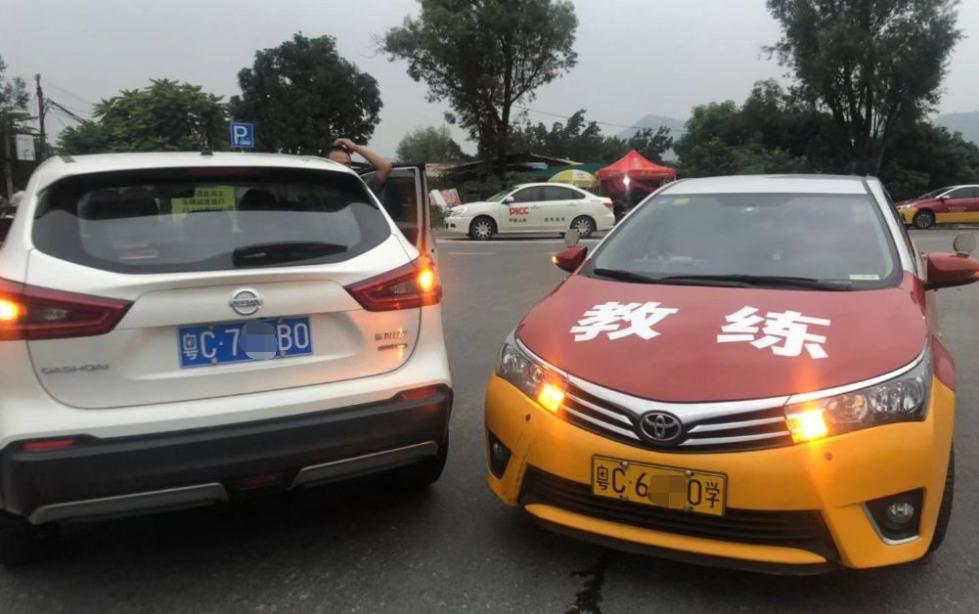 驾校教练带4学员赶考科目三,上珠海大桥连撞3车!