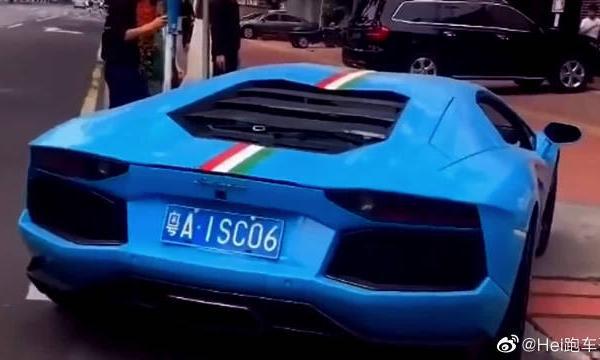 街头惊现价值“半个亿”超跑兰博基尼，颜色罕见