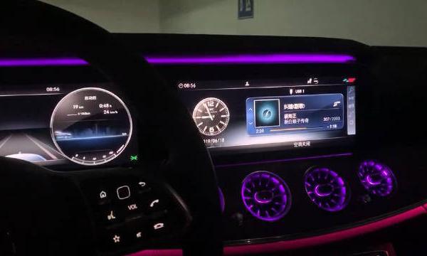 奔驰E级E300L音响还不错，64色氛围灯和液晶仪表盘很漂亮