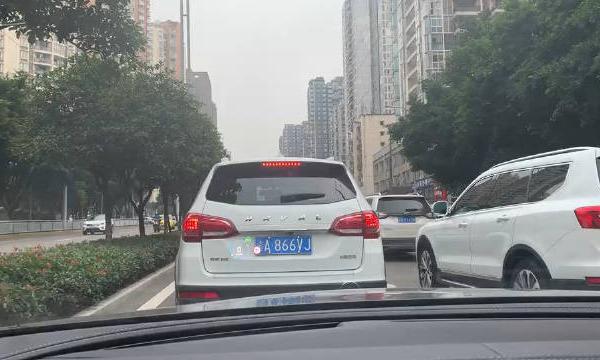 奔驰E级E300L选装23P驾驶辅助功能，实现L2级自动驾驶