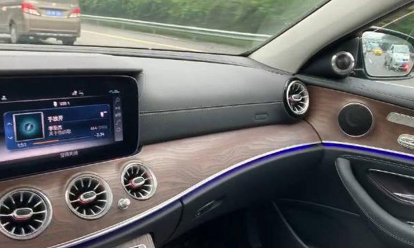 奔驰E级高速公路体验23P奔驰智能驾驶辅助系统，表现还不错