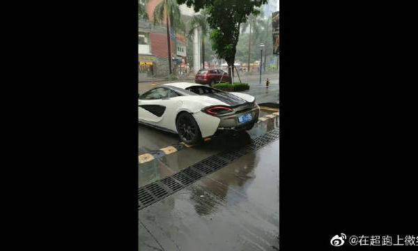 雨天下的迈凯伦！这种大马力后驱超跑很容易打滑！
