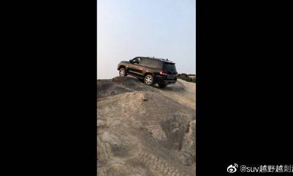 雷克萨斯LX570快上到坡顶却卡住了，这就尴尬了！