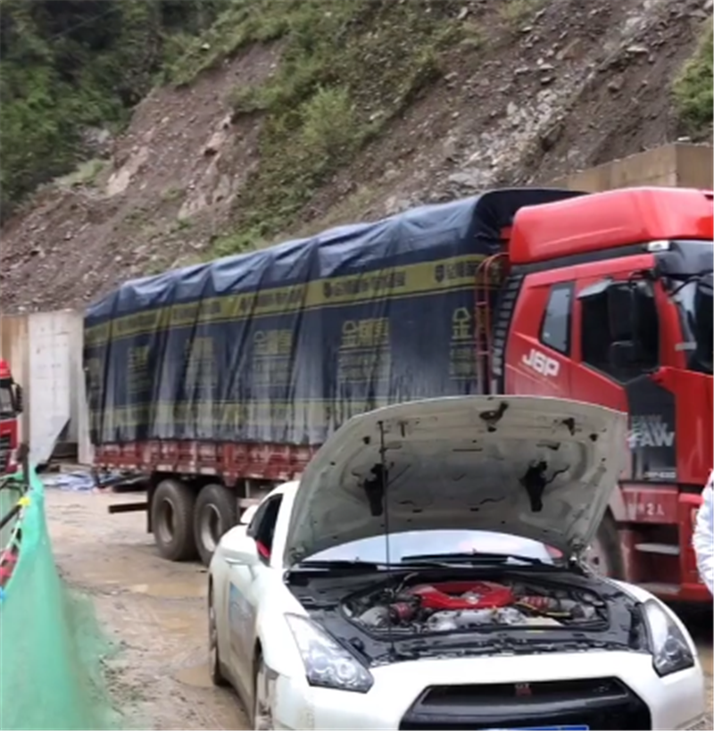 首台GTR现318国道,全车满泥泞,过坑洼路得蹭底盘,车主心很大
