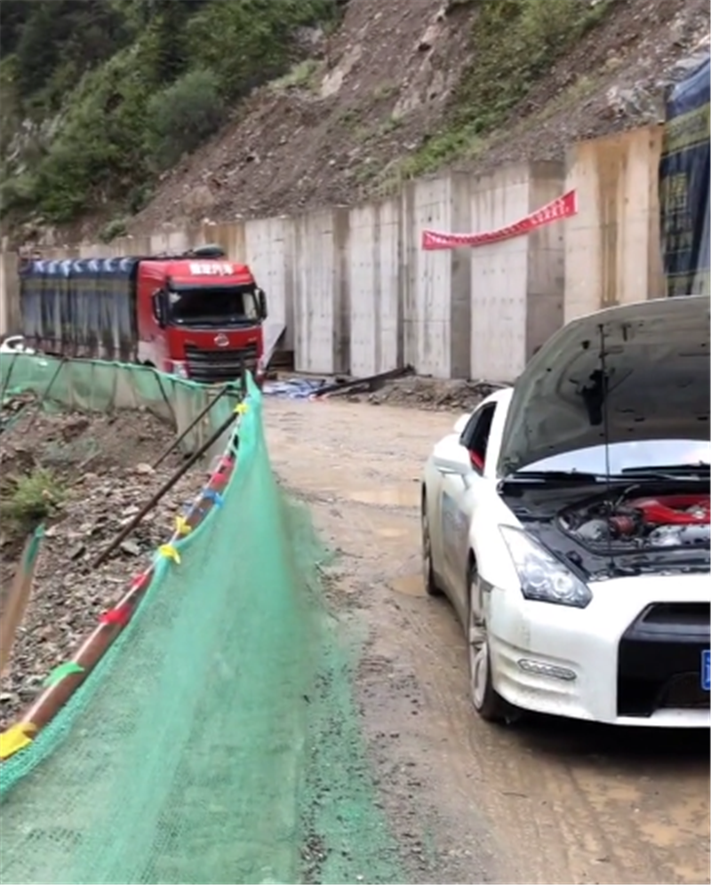 首台GTR现318国道,全车满泥泞,过坑洼路得蹭底盘,车主心很大