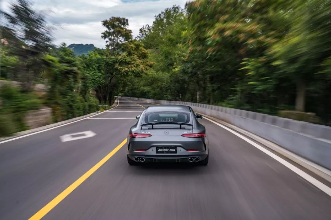 快若闪电 梅赛德斯-AMG GT 53 4MATIC+性能测试